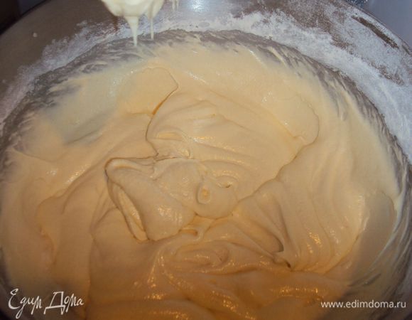 После этого добавьте молоко и все очень-очень хорошо перемешайте.