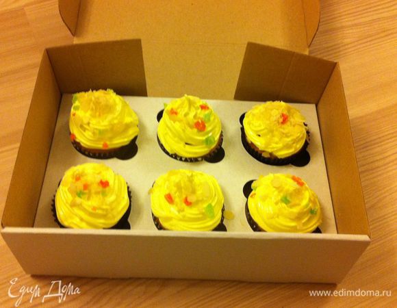 Белковый крем .
В сотейнике соединить воду (50 мл.) ,сахар (12 5 г) и лимонный сок. Довести до пробы ,,шарика,,
(сварить сироп).
В миске взбить белок до устойчивых пиков .Продолжая взбивать белок влить горячий сироп и взбивать еще 5-7 минут.При желании добавить пищевые красители.
Украсить остывшие кексы.
(Время указано за подготовку теста и выпекания порцию капкейков)