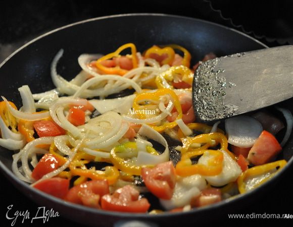 На сковороде разогреть оливковое масло. Овощи нарезать тонко. Положить на сковороду и обжарить, добавить чеснок. Закрыть крышкой и тушить 8 мин. встряхивая сковороду.