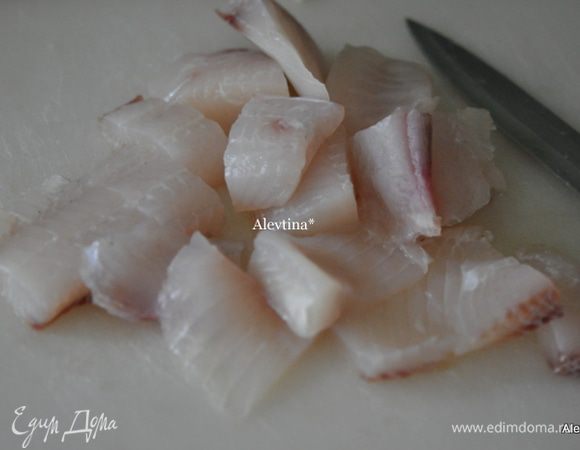 Филе трески нарезать кусочками, сбрызнуть соком 1 лимона.
