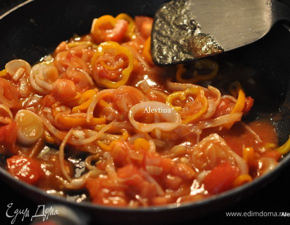 Смешать вино и томатную пасту с овощами.
