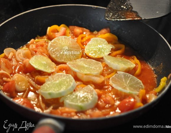 Лимон один очистить, нарезать кольцами и выложить поверх овощей.
