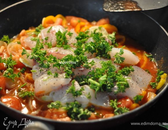 Затем филе трески и порезанную зелень. Посолить и поперчить, огонь убавить, закрыть крышкой и тушить 15 мин.