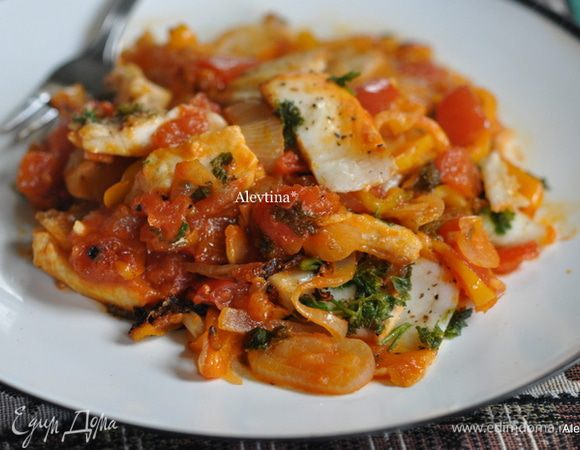 Готовую треску с овощами подают с готовым рисом по желанию или на зеленом салате. Приятного аппетита.
