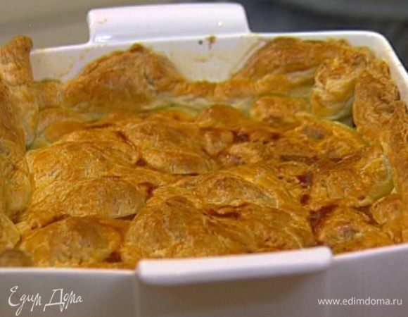 Подавать пирог в форме, в которой он выпекался. 