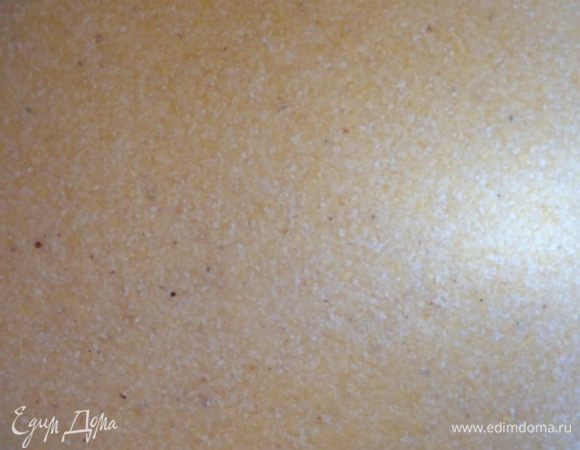 Все очень просто и не занимает много времени.
Ставим духовку разогреваться до 190 градусов.
Тем временем в кастрюле соединим поленту со стаканом воды, ставим на огонь и доводим до кипения, помешивая. Масса очень густая, так что нужно смотреть, чтобы не пригорело. 