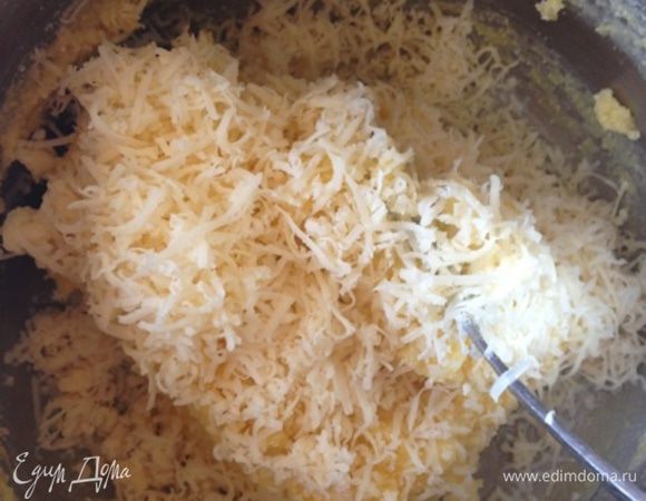 Уменьшаем огонь до минимума и всыпаем натертый сыр. В идеале - пармезан, поэтому и написала его в ингредиентах, но у меня был другой твердый. Перемешиваем до растворения сыра, минуты 2-3.
