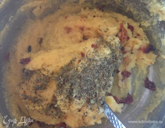 Затем всыпаем вяленые томаты (если в масле - процедить) и сушеный базилик. Можно измельченный свежий. Тщательно все перемешаем и снимем с огня.