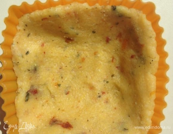 Немного остудим массу и заполняем ей формочки руками, смоченными в холодной воде, делая бортики по краям.
Я выпекала в сухих силиконовых формочках, массы брала по 1 столовой ложке и у меня получилось 6 штук. Ставим в разогретую духовку минут на 25-30 до готовности.