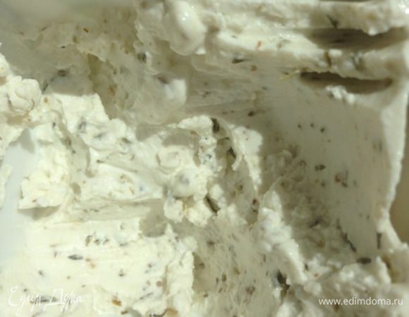 Тем временем козий сыр разминаем с сушеным тимьяном по вкусу. В принципе, вы можете взять травки, которые вам больше нравятся.
Помидорки моем и разрезаем пополам.