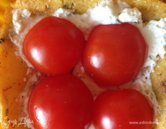 Достаем готовые тарталетки, заполняем их козьим сыром (я делала тонкий слой, где-то по 1 ч.л. на штуку, но можно заполнить полностью, тогда сыра берите грамм 100). 
Поверх сыра укладываем половинки помидорок и ставим обратно в духовку минут на 7, чтобы сыр расплавился, а томаты стали мягкими.
