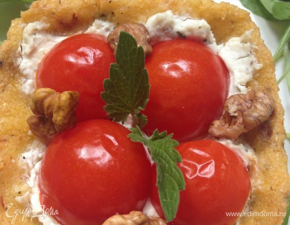 Достаем из духовки, немного остужаем и вынимаем из форм. 
Кладем в каждую грецкие орешки, украшаем зеленью по вкусу. Лучше листочками базилика, но у меня свежего не было, поэтому я украсила мятой.
И обязательно сбрызгиваем перед подачей оливковым маслом сверху.