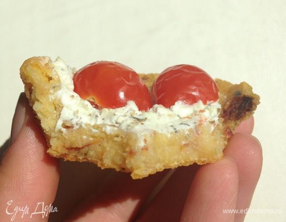 А это тарталетка "в укусе"))))). 
Мягкая вкусная корзинка с ароматным сыром и лопающимися во рту кисленькими томатами послужат интересной закуской к вашему столу.
Угощайтесь!!