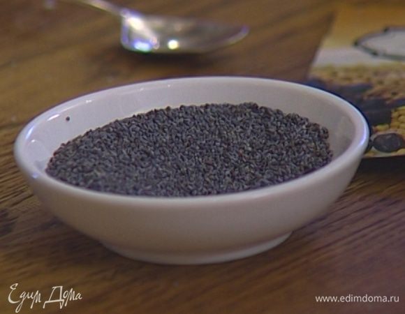 Мак высыпать на разделочную доску.