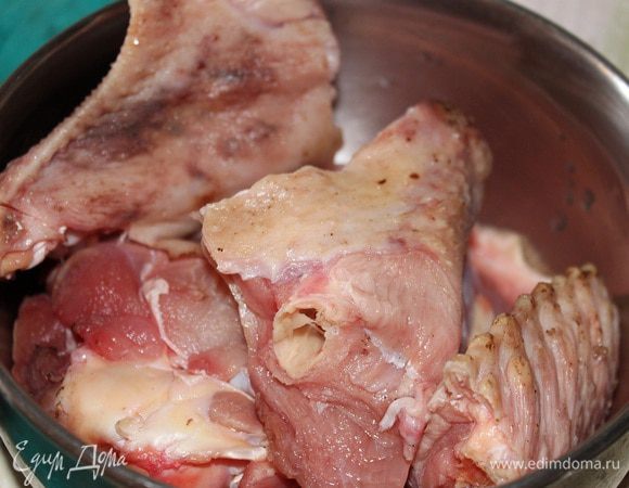 Крылья индейки помыть, обсушить бумажным полотенцем и разрезать на удобные кусочки.