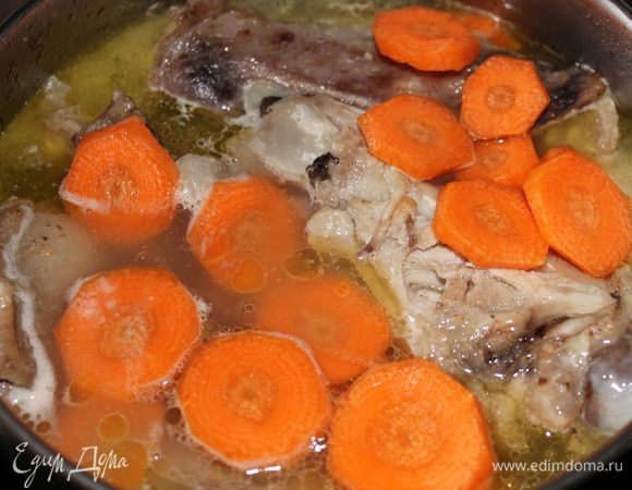 Затем добавить морковь, посолить и поперчить. Варить до мягкости моркови и крыльев. ( меня ушло еще 40 минут).