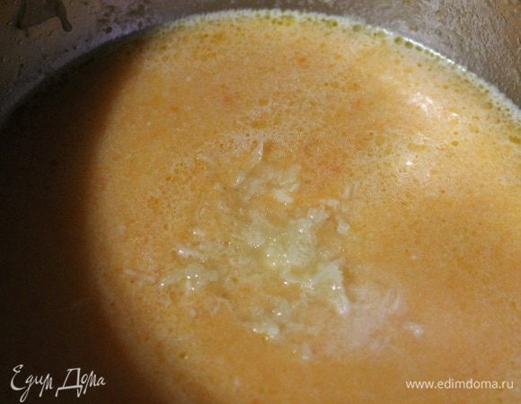 Готовые крылья достать из кастрюли. Бульон и овощи измельчить погружным блендером, добавить чеснок пропущенный через пресс.