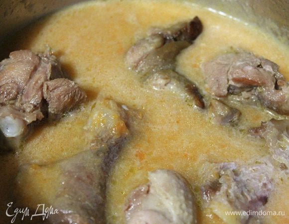 Вернуть крылья обратно в кастрюлю и довести до кипения. Проварить 2 минуты.