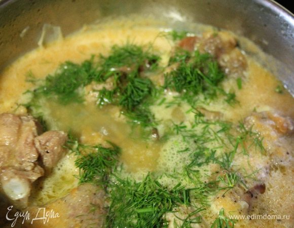 Посыпать измельченным укропом, накрыть крышкой и выключить огонь. Дать постоять 15-20 минут.