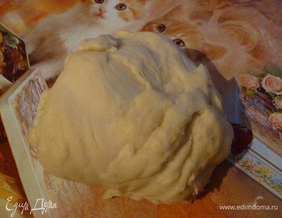 Итак, тесто я замешиваю в хлебопечке.
Для теста нам понадобится 3 стакана муки, 1 стакан кефира( я беру кислое молоко), 0.5 стакана растительного масла, по 1 чайной ложки соли и сахара, 0.5 чайной ложки сухих быстрорастворимых дрожжей( если вы любите дрожжевую выпечку, то можно взять 1 чайную ложку).
Если нет хлебопечки, то тесто можно замесить вручную.
Муку просеять, добавить дрожжи, сахар, соль, перемешать, влить слегка теплый кефир и растительное масло, перемешать. Тесто хорошо вымесить в течении 10 минут, накрыть полотенцем и оставить на 2 часа в теплом месте.