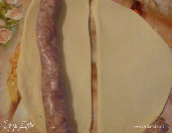 Теперь нужна колбаса. У меня уже готовая домашняя замороженная. Я каждый год держу свинку и у меня в морозилке всегда есть колбаска.  Вы можете взять любую домашнюю колбасу по своему рецепту.
Мясо, сало, чеснок пропустить через мясорубку или порезать на мелкие кусочки. Здесь на любителя. Чеснока можно больше, можно вообще не добавлять... Солим и добавляем специи по вкусу. Мне очень нравятся Прованские или итальянские травы... Отличное сочетание. Дать минимум час на вызревание в холодильнике. Можно сделать заранее.
Затем с помощью специальной насадки на мясорубку начинить кишку фаршем, завязать концы.
Для тех, у кого нет кишки. Взбиваем белки с водой в пену и добавляем в фарш, хорошо перемешать.
Далее делим тесто на кусочки, тонко раскатываем, разрезаем на полоски, кладем колбасу или фарш в виде колбасы.