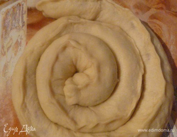 Защипываем колбасу в тесто, кусочки теста просто добавляем и хорошо крепим друг к другу. Затем свернуть спиралькой.
Защипываем тщательно, чтобы колбасный сок не вытек во время запекания.