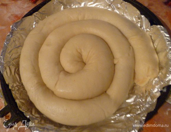 Переносим нашу колбасу в форму, застеленную пергаментом! На фото- фольга. Это моя ошибка, у меня кончился пергамент. К фольге тесто прилипнет. Уж я то знаю. Поэтому нужен именно пергамент!
Оставить на 20 минут в тепле.