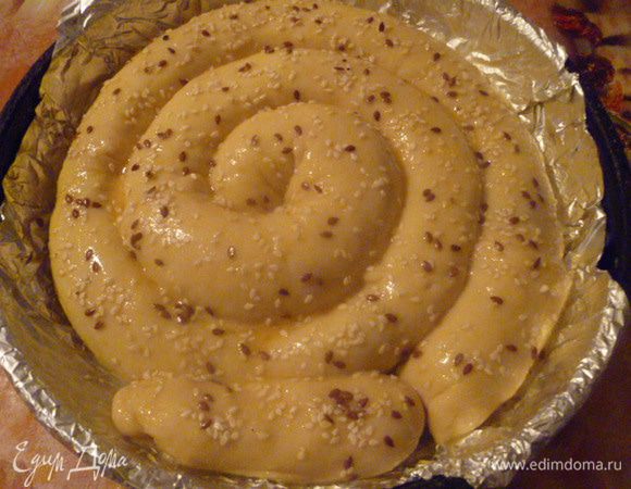 Разогреваем духовку до 200 градусов.
Верх теста смазываем 2 взбитыми яйцами и сверху посыпаем кунжутом и семенами льна.