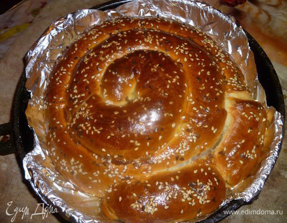 Выпекать в разогретой духовке при 200 градусах 40-50 минут( время зависит от вашей духовке).
Обычно я довожу до золотистого цвета, но муж любит корочку потемнее.
Дать остыть и вынуть из формы.