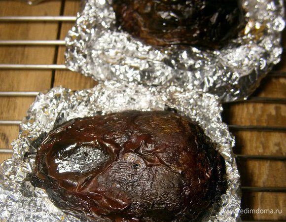 Свеклу хорошо вымыть, смазать растительным маслом (1 ст. л.), завернуть в фольгу и запечь в духовке (я запекала на гриле) до готовности (около 1 часа). Готовность проверить ножом.
Дать остыть.