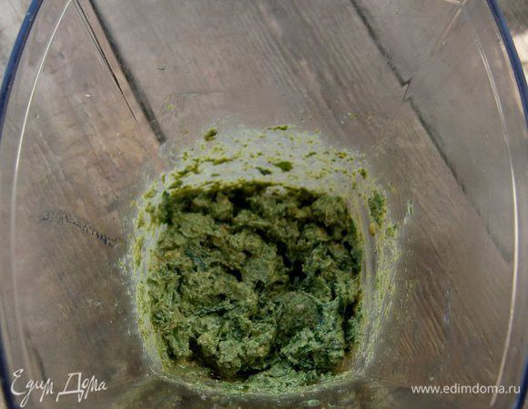 Измельчить блендером. Добавить 1 ст. л. растительного масла, мёд и хорошо перемешать.