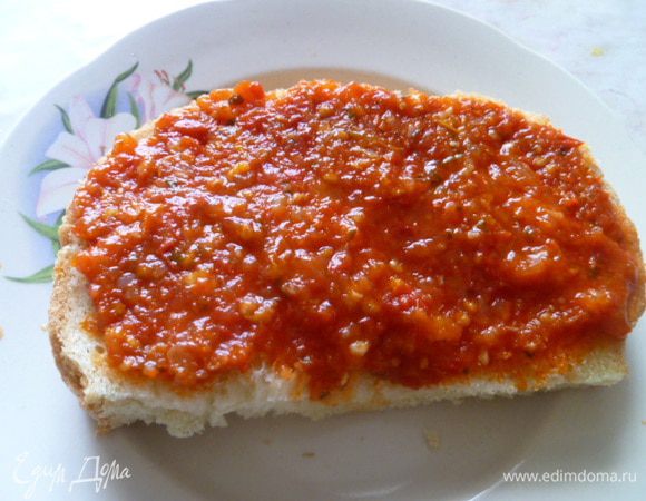 Итак, все овощи помыть. Морковь, лук, перцы, чеснок почистить.  Все овощи перекрутить на мясорубке: помидоры, морковь( большие 3 штуки), лук, перец болгарский, перец красный жгучий( без семян), чеснок( 2 большие головки) и петрушку. 150 грамм петрушки- это 2 больших пучка. Влить нерафинированное растительное масло, посолить и добавить 1 столовую ложку трав. 
 Смесь травок я делаю так: покупаю в аптеке- душица, чабрец, мята и шалфей, по 1 столовой ложке высыпаю в банку, перемешиваю. 
Добавляем черный перец горошком и душистый горошком.
Томить на медленном огне 3 часа.
Наливать в стерилизованные банки, закрыть стерилизованными крышками, закатать.
Пастеризация не нужна!
Перевернуть горлышком вниз до полного остывания.
Можно есть сразу, а можно и хранить в подвале.
Рецепт я слегка изменила под себя, так как не очень люблю острое.
В оригинале было так: 150 г чеснока, 150 г горького стручкового перца.