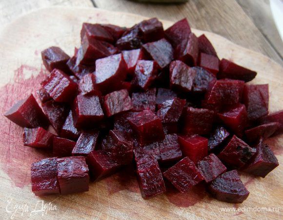 Запеченную свеклу очистить и нарезать крупными кусочками.