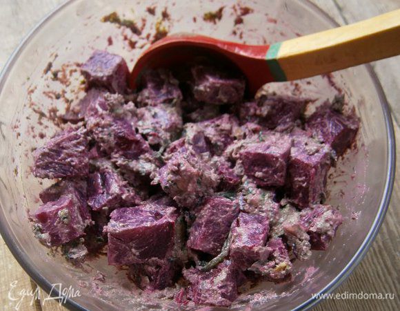 Нарезанную свеклу соединить  с песто и хорошо перемешать.