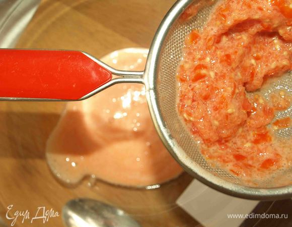 Помидоры черри (брать спелые, сладкие, без повреждений) измельчить в блендере. Протереть через сито. 