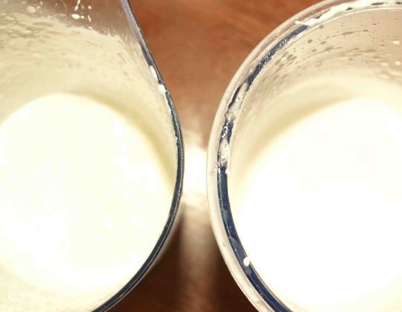 Куриные яйца хорошо вымыть теплой водой, обсушить. Разделить на желтки и белки. Белки взбить с половиной сахара и 1/2 ч.л лимонного сока. Сливки взбить добавив загуститель для сливок. Если сливки взять 35 процентные, то загуститель не нужен. 