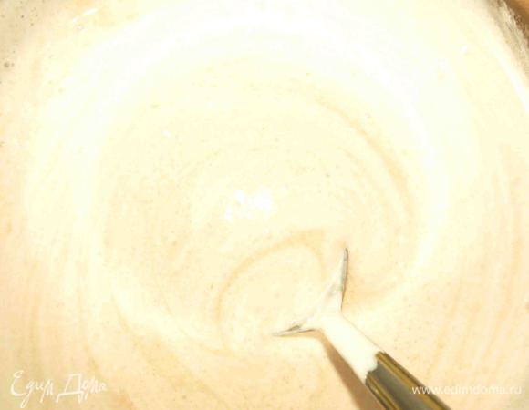 К протертым помидорам добавить взбитые белки и аккуратно снизу вверх перемешать. 