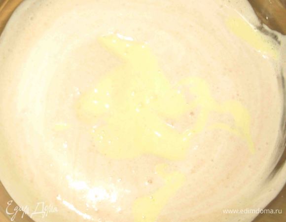 Добавляем желтки и аккуратно перемешиваем.