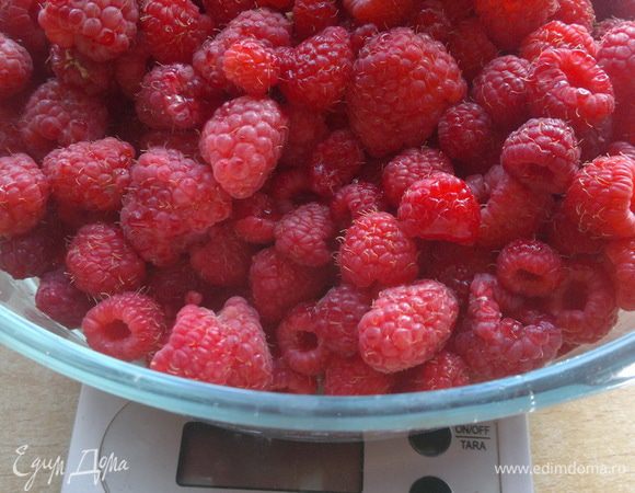  Собирают малину в ясную, не дождливую погоду, мыть не нужно, чтобы варенье было густым вкусным и не испортилось.
 Ягоды малины перебрать, удалив все плодоножки, листики и веточки.
Я это делаю во время собирания малины с куста, и на кухню приношу чистую перебранную ягоду.