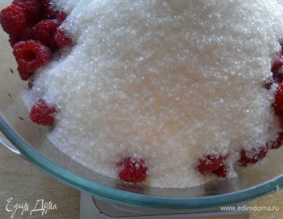 Засыпать сахаром, смешать и дать время до выделения сока.