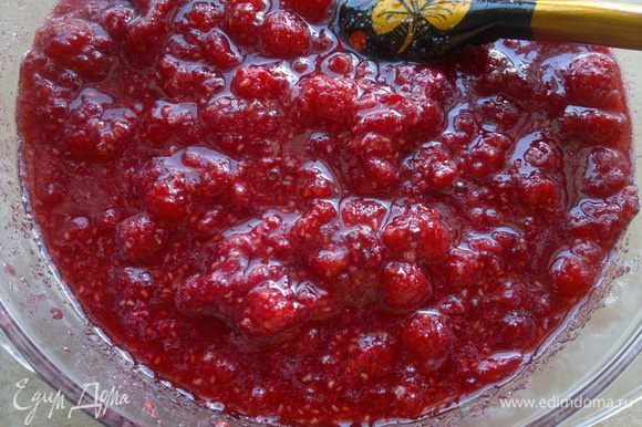 Малина пустила сок, теперь надо перемешивать ягоды каждые два-три часа, до полного растворения сахара.