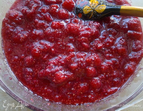 Малина пустила сок, теперь надо перемешивать ягоды каждые два-три часа, до полного растворения сахара.