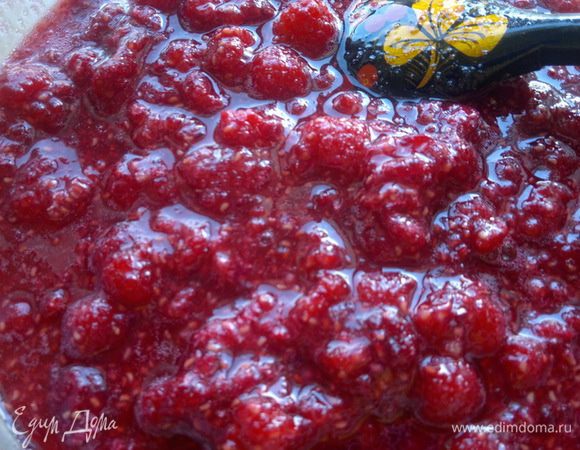 На это уйдет 6-8 часов,сахар полностью растворится, масса приобретет однородную консистенцию. Варить варенье не нужно, сохраняются все витамины и красивый ярко малиновый цвет.
В этой порции приготовления я ягоды перетирала менее тщательно, оставляя некоторые ягоды целыми,чем в предыдущей порции варенья. Пусть зимой меня порадует целенькая ягодка.
На главном фото варенье имеет однородную массу.
