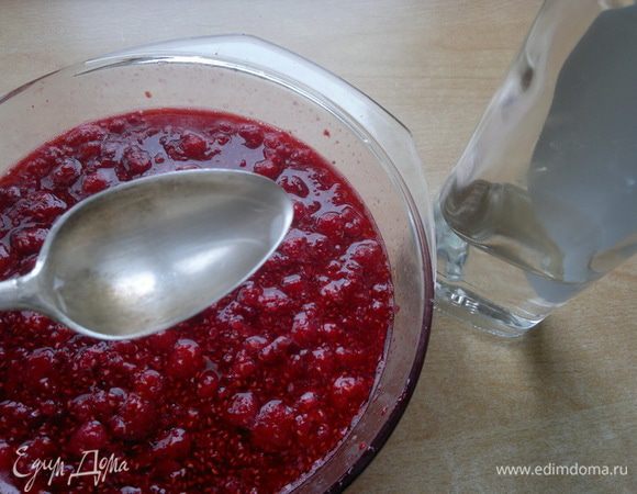 Влить водку, хорошо смешать и разложить по стерильным банкам, закрыть плотной крышкой твист. 

