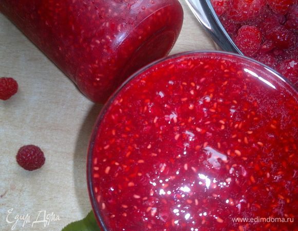 Варенье, приготовленное по этому рецепту, в банке не расслаивается, хранится в холодном подвале или холодильнике.