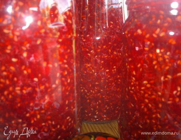 ... и длинными зимними вечерами за чашкой горячего чая с ложечкой "живого" малинового варенья...
