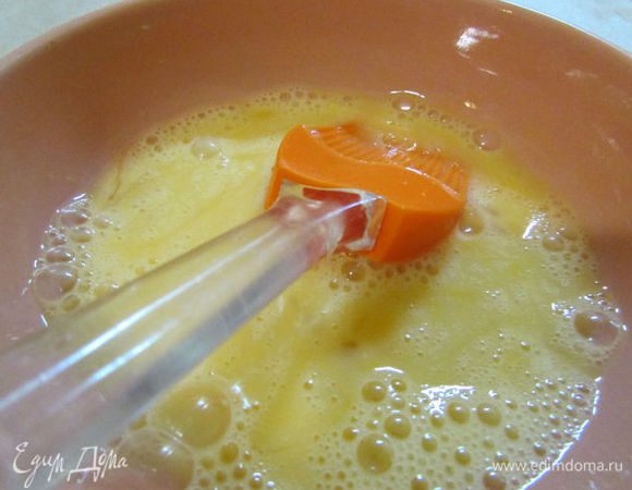 Слегка взбить яйцо. 