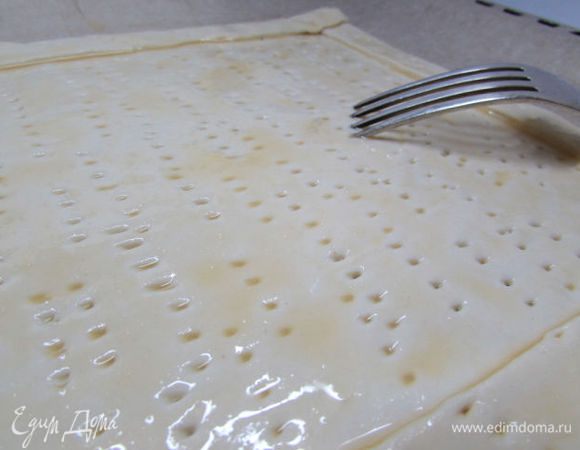 Вилкой наколоть тесто по всей площади (обязательно).