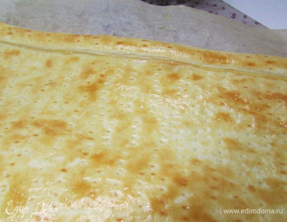 Затем отправить в разогретую духовку (200 градусов) и выпекать 15 минут до золотистого цвета коржа. Дать остыть.