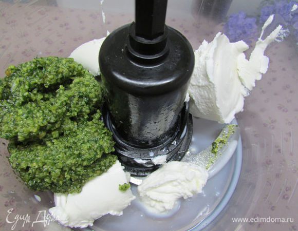 Приготовить начинку. Положить в чашу блендера сливочный сыр, молоко, соус песто. 